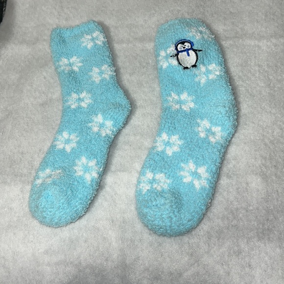 SALE Women’s Fuzzy Socks with Snowflakes and Embroidered Penguin! BRAND NEW - Picture 4 of 4